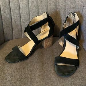 Black suede sandal with block heel